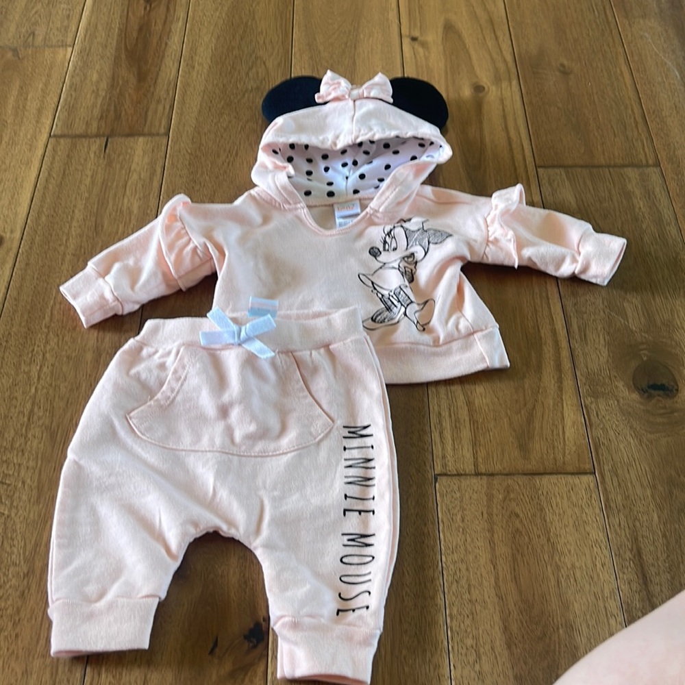 Minnie Mouse sweatsuit 🎀